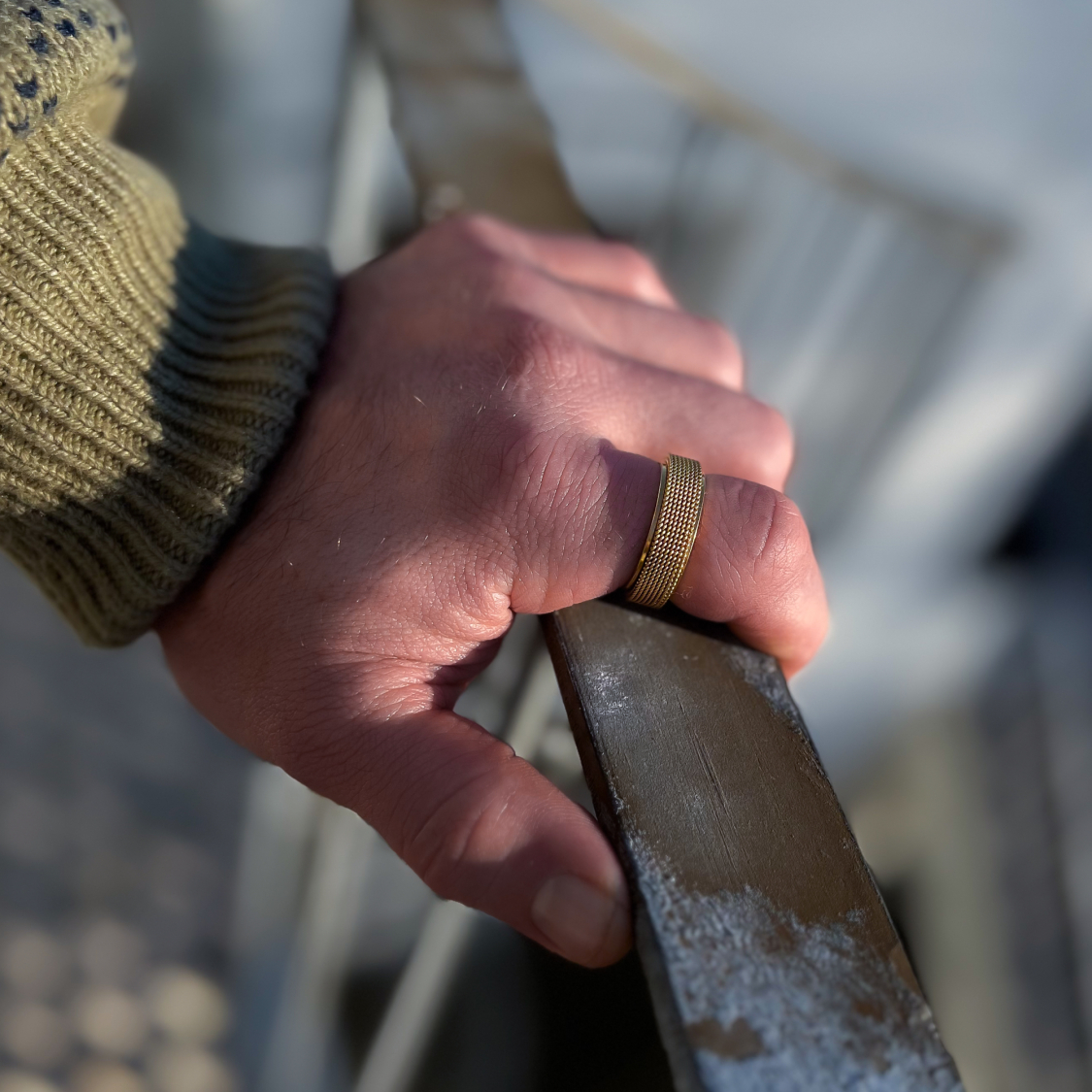 Clark unisex anti stress ring i forgyldt fra LÉ MOSCH, adhd ring, ring der giver ro i kroppen, 