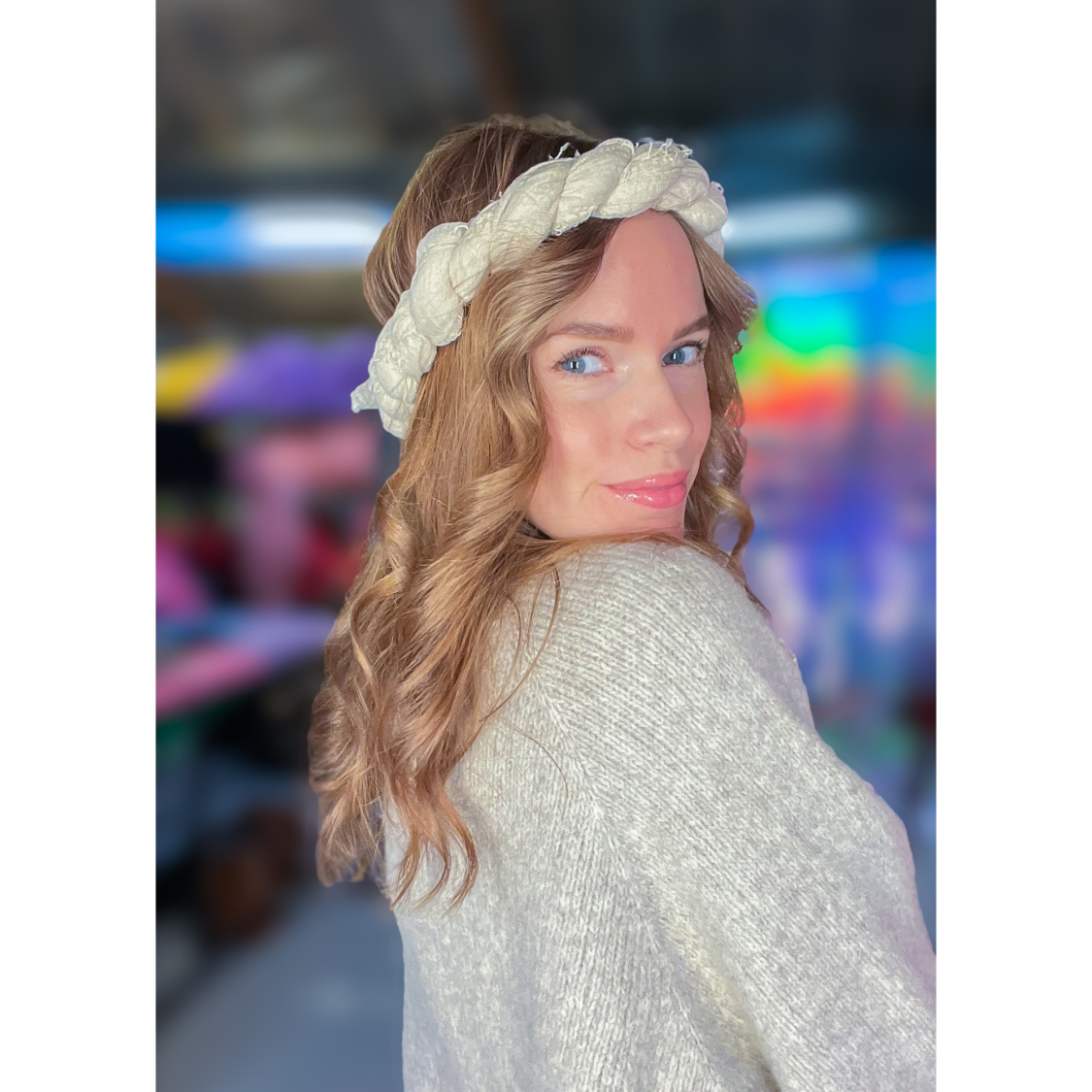 lys beige sully tørklæde fra le mosch. Tørklæde til at have om hilsen eller i håret.