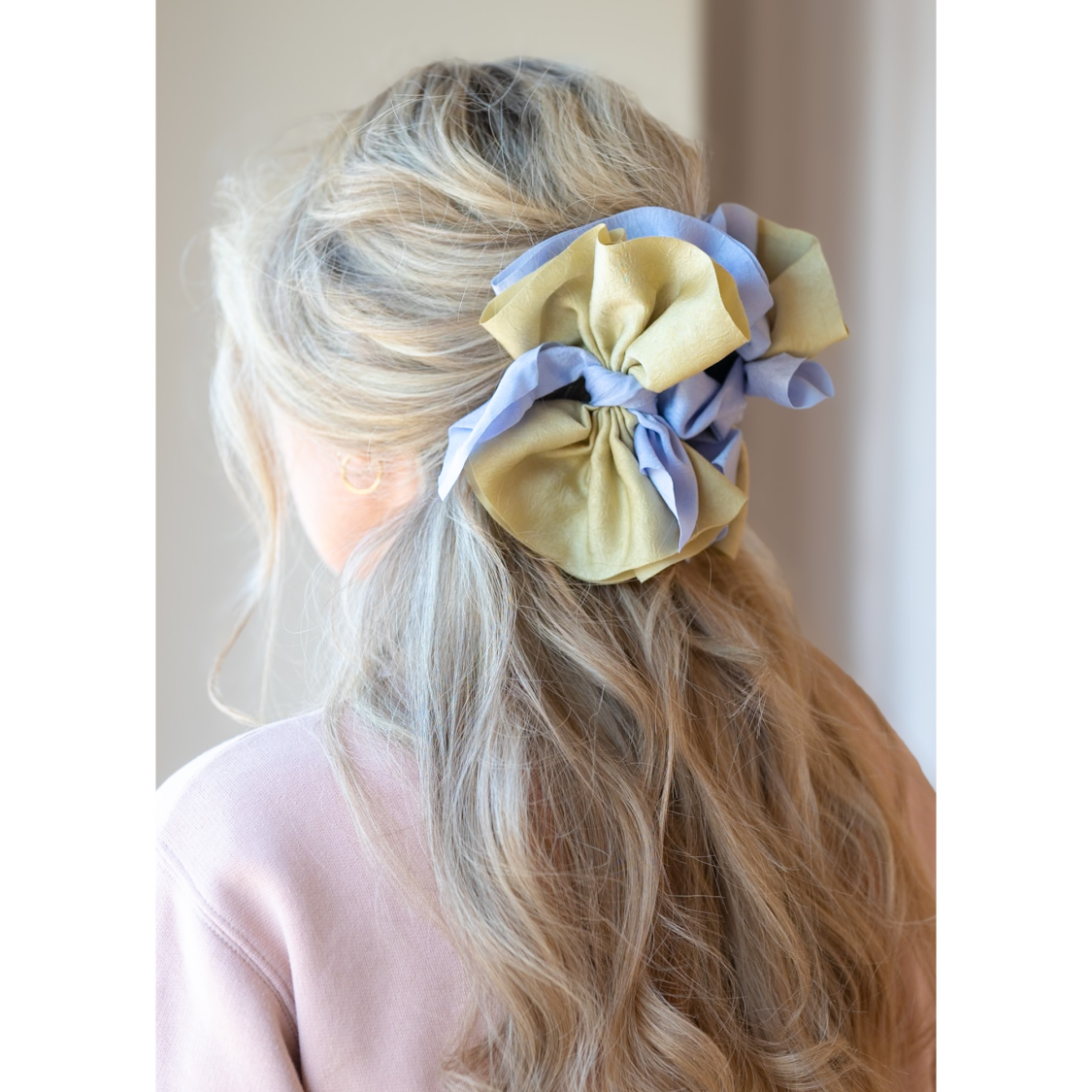 Elka hårklemme i blå og sage fra LÉ MOSCH, fyldig hårklemme, hårklemme med stof, hårklemme med sløjfer,