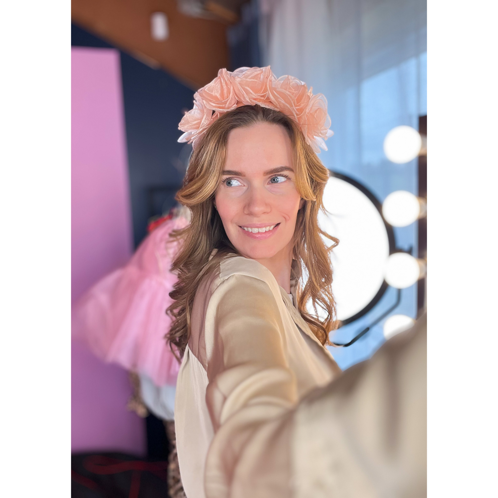 Midsommer blomster hårbøjle i Peach fra LÉ MOSCH, hårbøjle med organza blomster, 