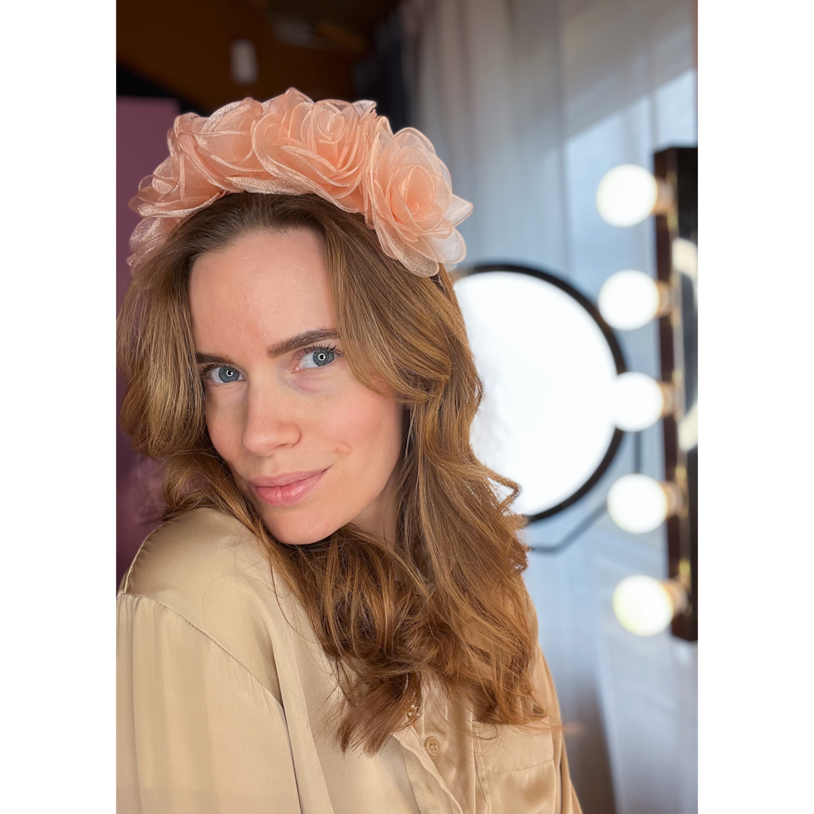 Midsommer blomster hårbøjle i Peach fra LÉ MOSCH, hårbøjle med organza blomster, 