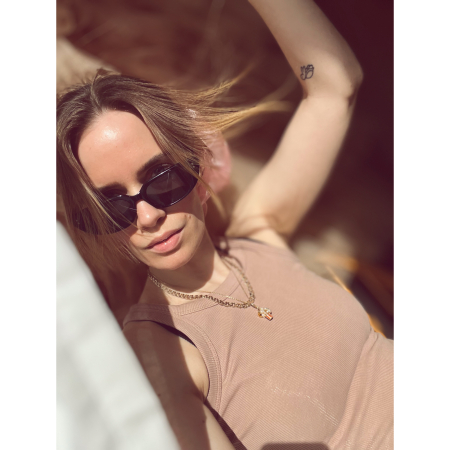 Ditte solbriller i Sortfrale mosch. Sort smal solbrille til kvinder