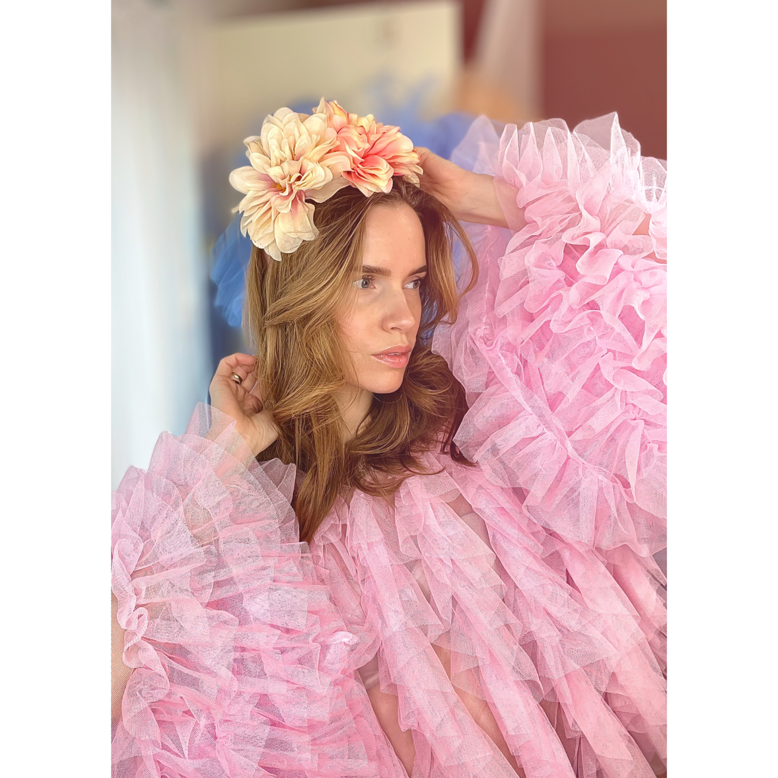 Asymmetrisk Midsommer blomster hårbøjle i Creme og Rosa, i øjnefaldende hårbøjle med blomster, festlig og feminin hårbøjle,