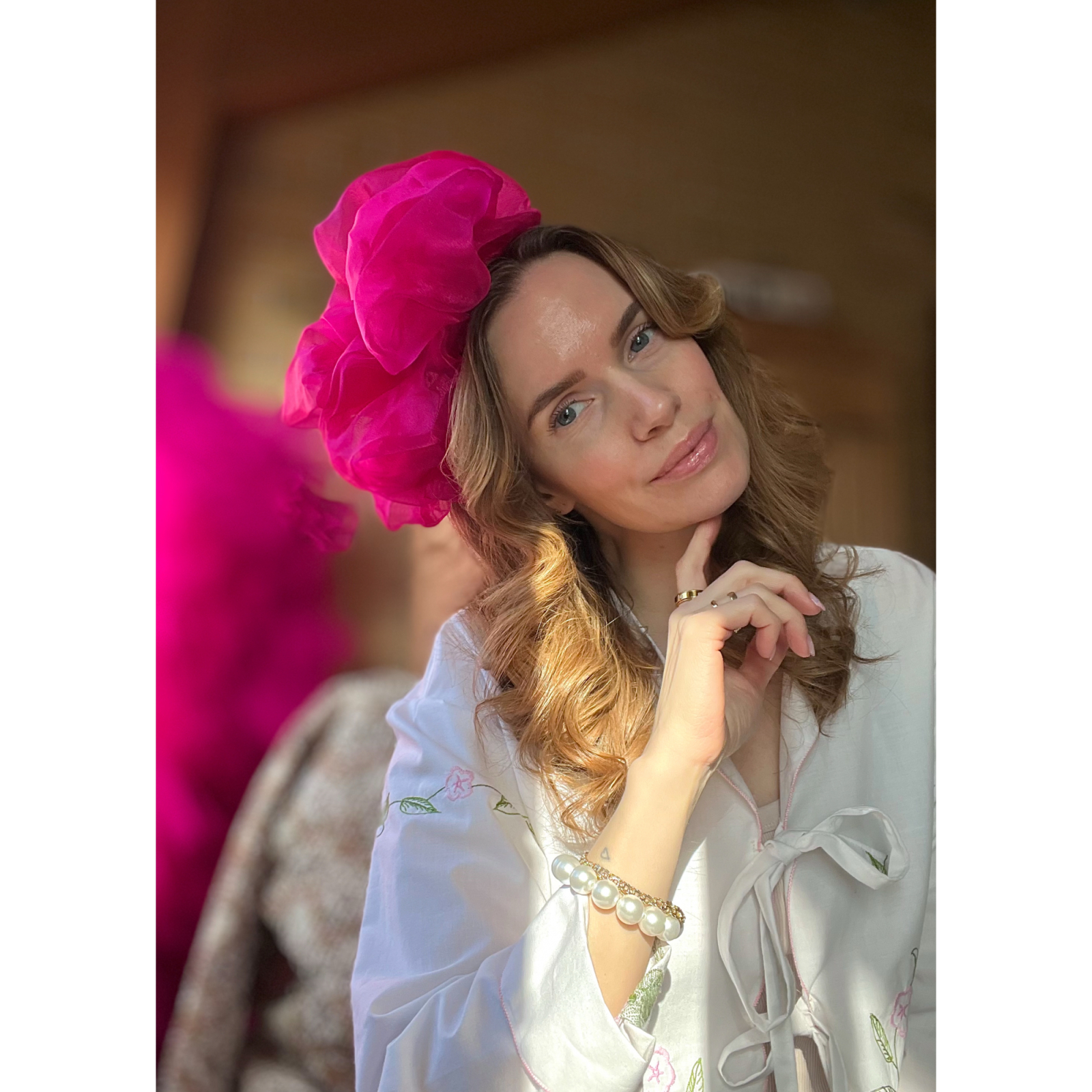 Stor asymmetrisk Midsommer organza hårbøjle i Pink fra LÉ MOSCH, fyldig og festlig hårbøjle, 