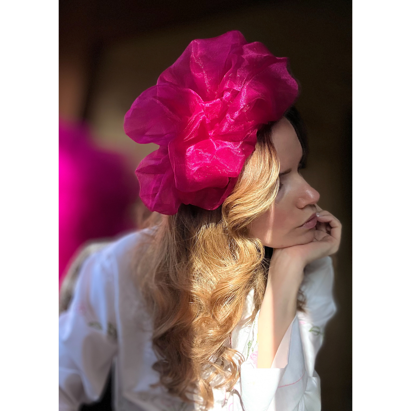 Stor asymmetrisk Midsommer organza hårbøjle i Pink fra LÉ MOSCH, fyldig og festlig hårbøjle, 