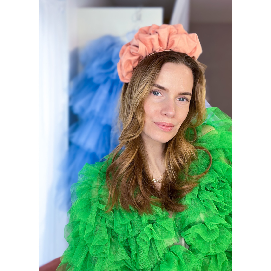 Stor asymmetrisk Midsommer hårbøjle i Peach fra LÉ MOSCH, fyldig hårbøjle med ruskindslook, festlig og fyldig hårbøjle,