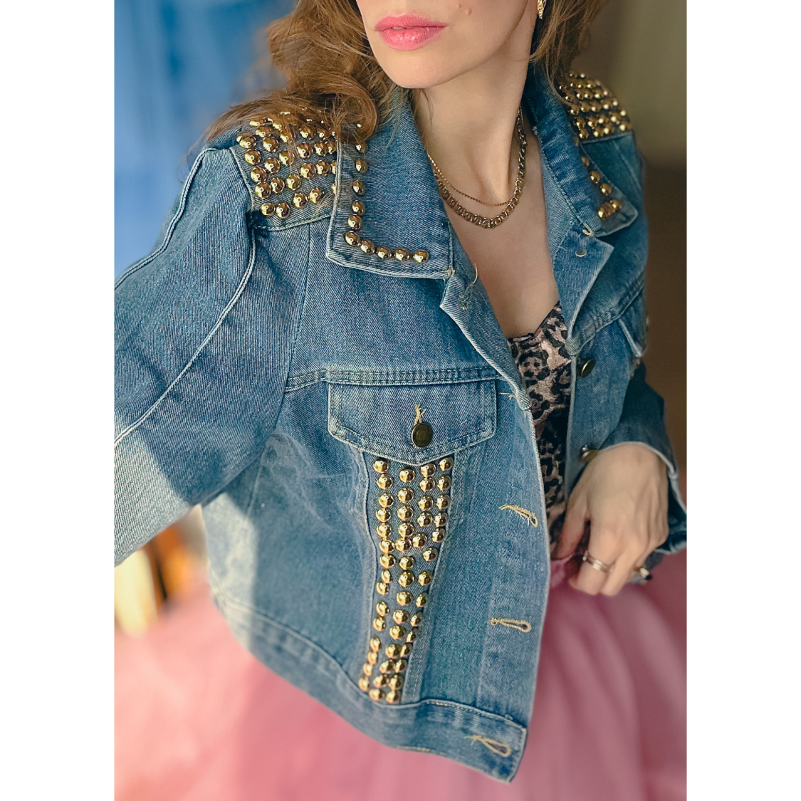Lovisa Denim Jakke med Nitter fra LÉ MOSCH, cowboyjakke med nitter, jakke med gyldne nitter,