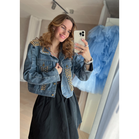 Lovisa Denim Jakke med Nitter fra LÉ MOSCH, cowboyjakke med nitter, jakke med gyldne nitter,