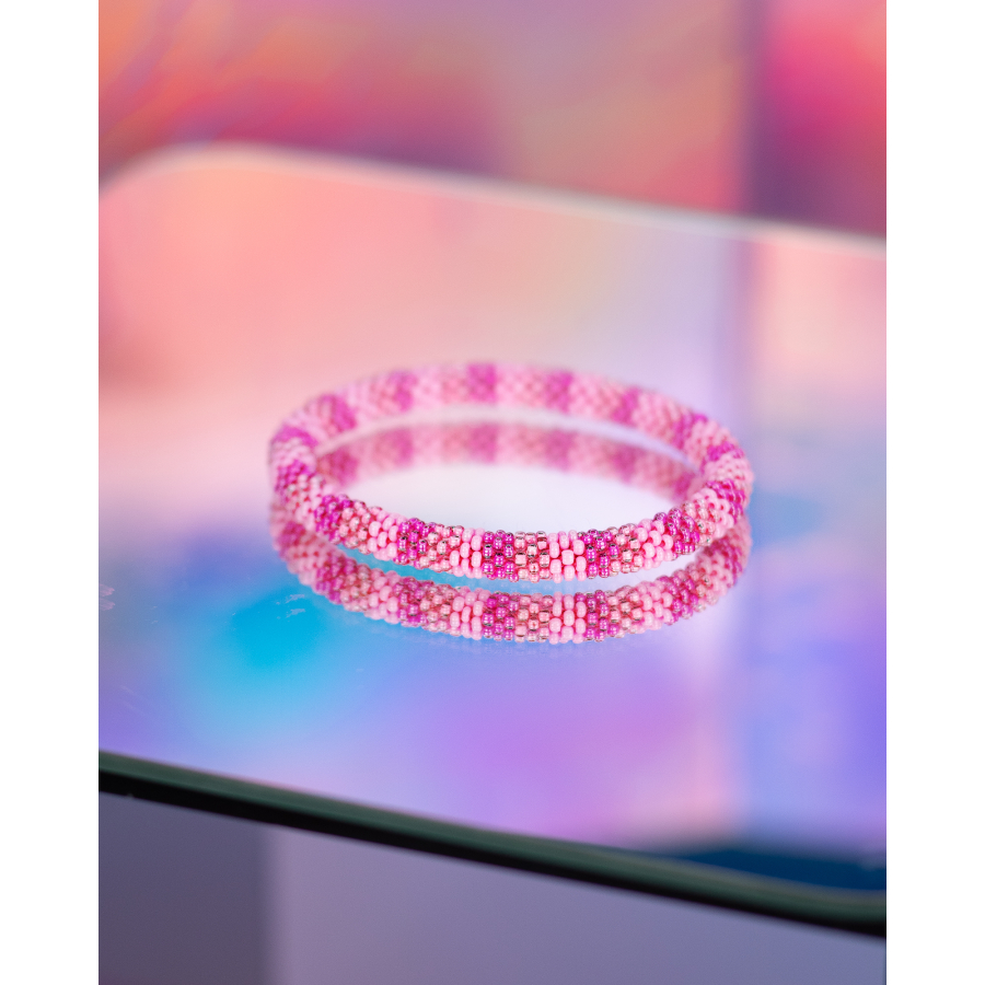 nepal roll on perle armbånd fra le mosch i pink