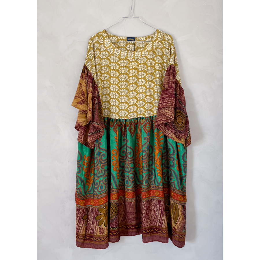 Alpana kjole no 82 fra LÉ MOSCH, farverig oversize kjole, unika kjole af genbrugsmaterialer, 