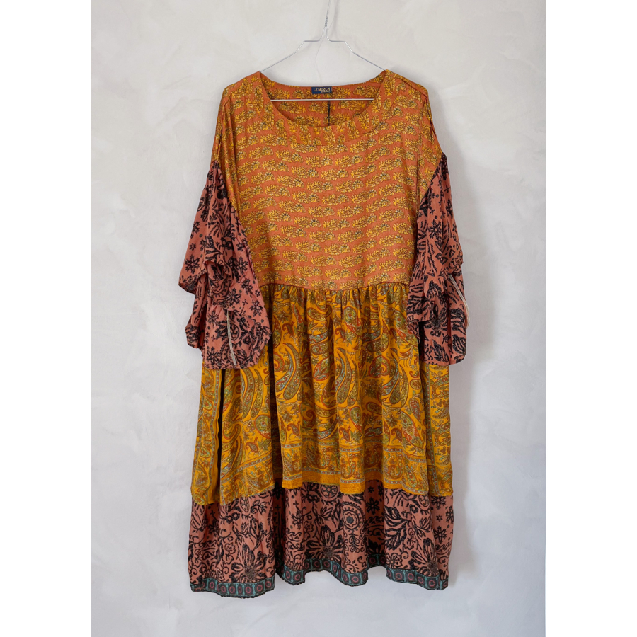 Alpana kjole no 83 fra LÉ MOSCH, farverig oversize kjole, unika kjole af genbrugsmaterialer, 