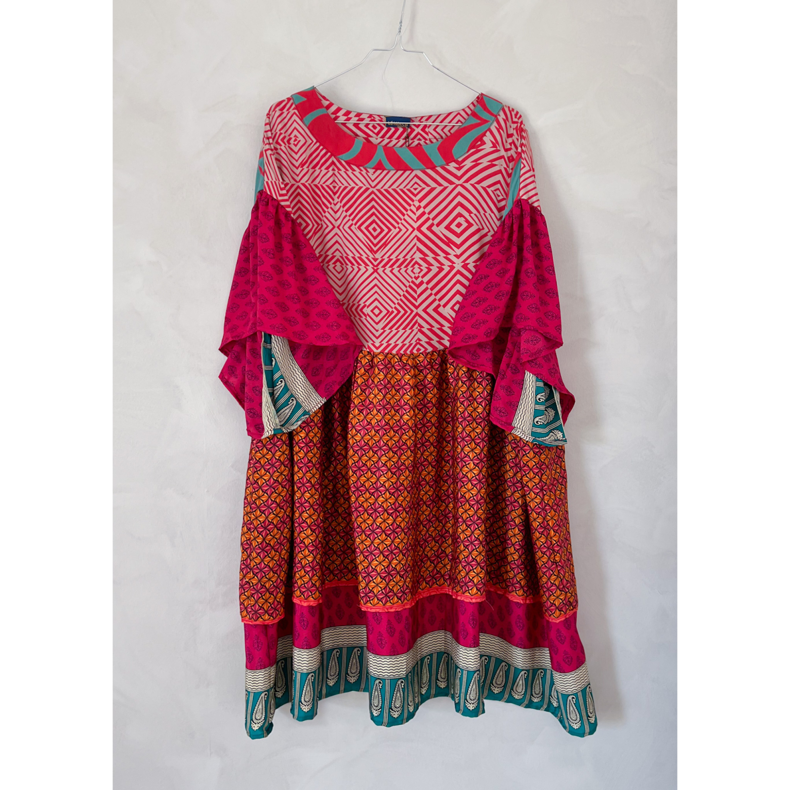 Alpana kjole no 87 fra LÉ MOSCH, farverig oversize kjole, unika kjole af genbrugsmaterialer, 
