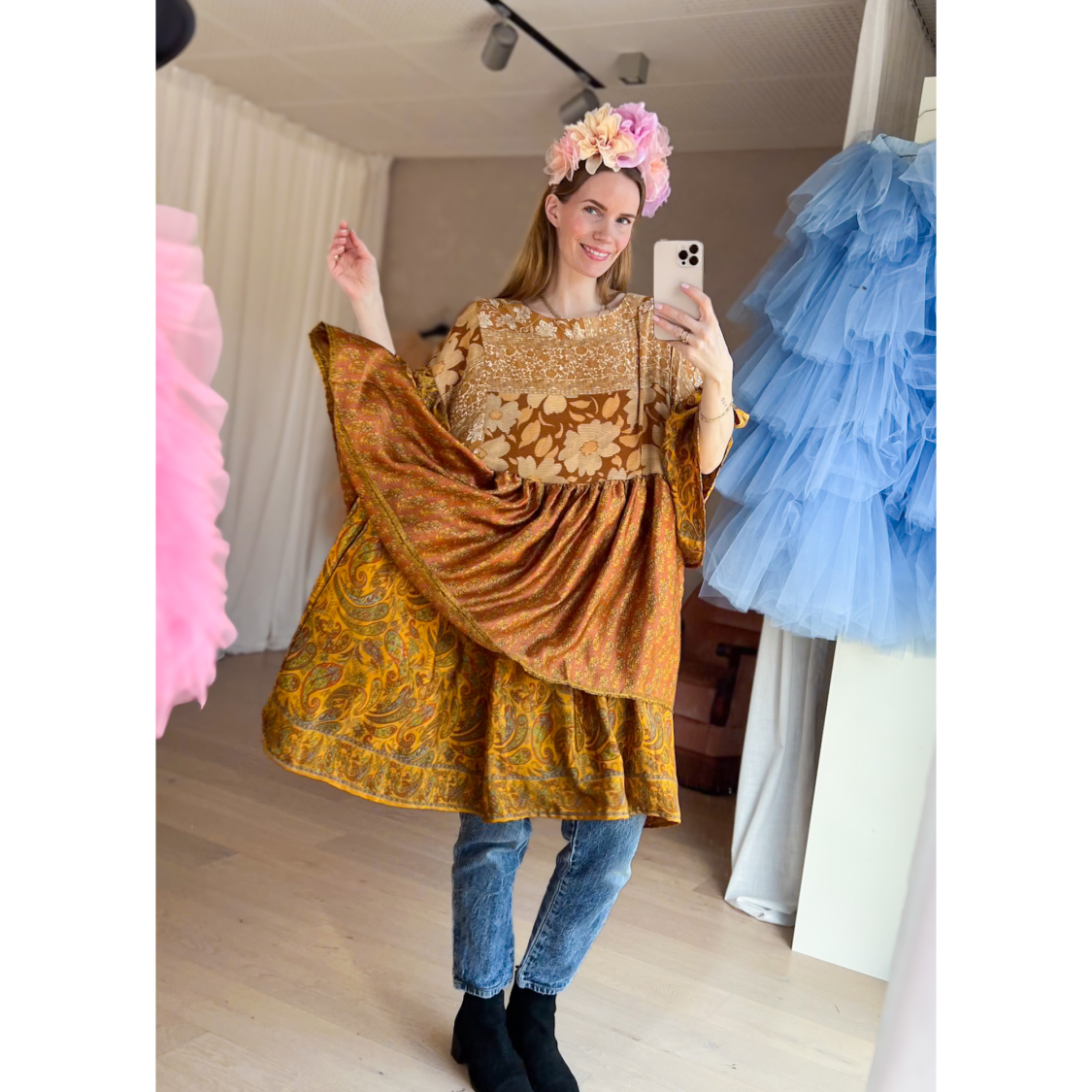 Alpana kjole no 81 fra LÉ MOSCH, farverig oversize kjole, unika kjole af genbrugsmaterialer, 