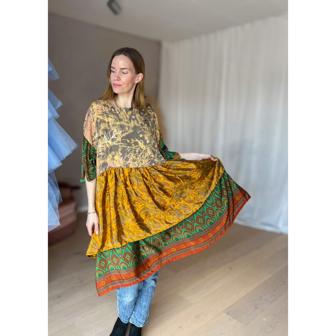 Alpana kjole no 79 fra LÉ MOSCH, farverig oversize kjole, unika kjole af genbrugsmaterialer, 