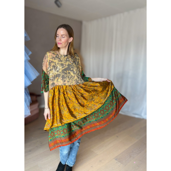 Alpana kjole no 79 fra LÉ MOSCH, farverig oversize kjole, unika kjole af genbrugsmaterialer,  Alpana kjole no 79 fra LÉ MOSCH, farverig oversize kjole, unika kjole af genbrugsmaterialer,