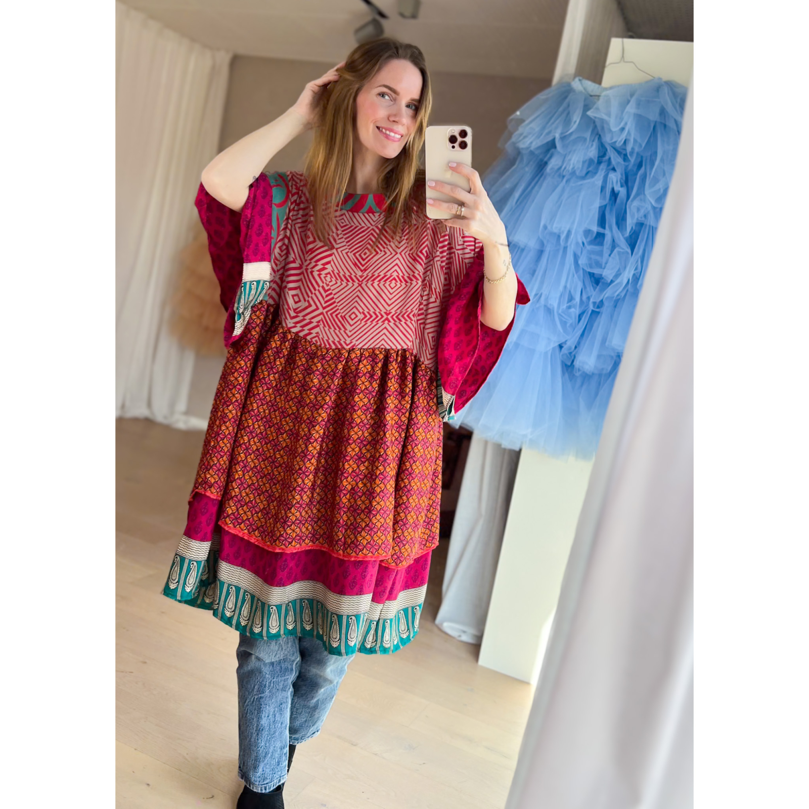 Alpana kjole no 87 fra LÉ MOSCH, farverig oversize kjole, unika kjole af genbrugsmaterialer, 