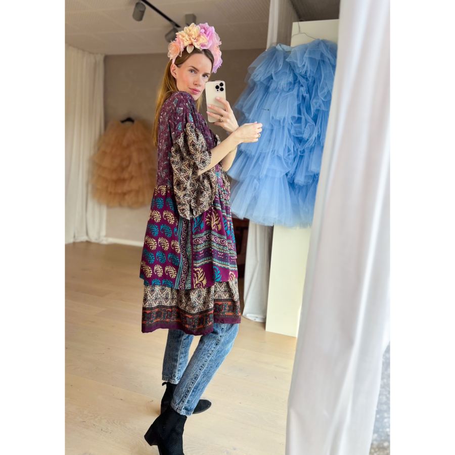 Alpana kjole no 86 fra LÉ MOSCH, farverig oversize kjole, unika kjole af genbrugsmaterialer, 