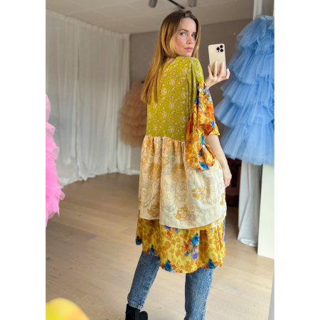 Alpana kjole no 85 fra LÉ MOSCH, farverig oversize kjole, unika kjole af genbrugsmaterialer,