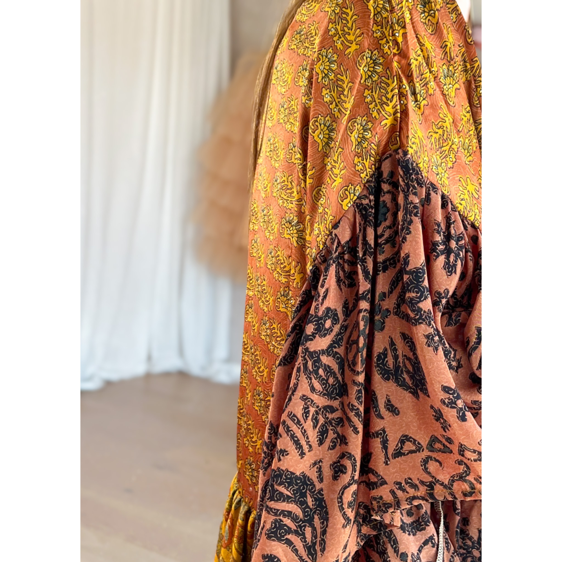 Alpana kjole no 83 fra LÉ MOSCH, farverig oversize kjole, unika kjole af genbrugsmaterialer, 