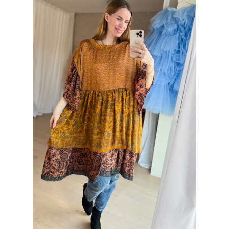 Alpana kjole no 83 fra LÉ MOSCH, farverig oversize kjole, unika kjole af genbrugsmaterialer,