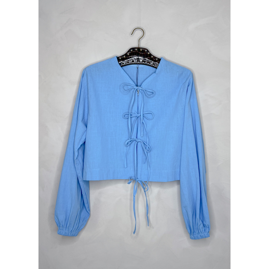Lizan Top med bindebånd i blå fra LÉ MOSCH, bluse med bindebånd, let og feminin bomuldstop,
