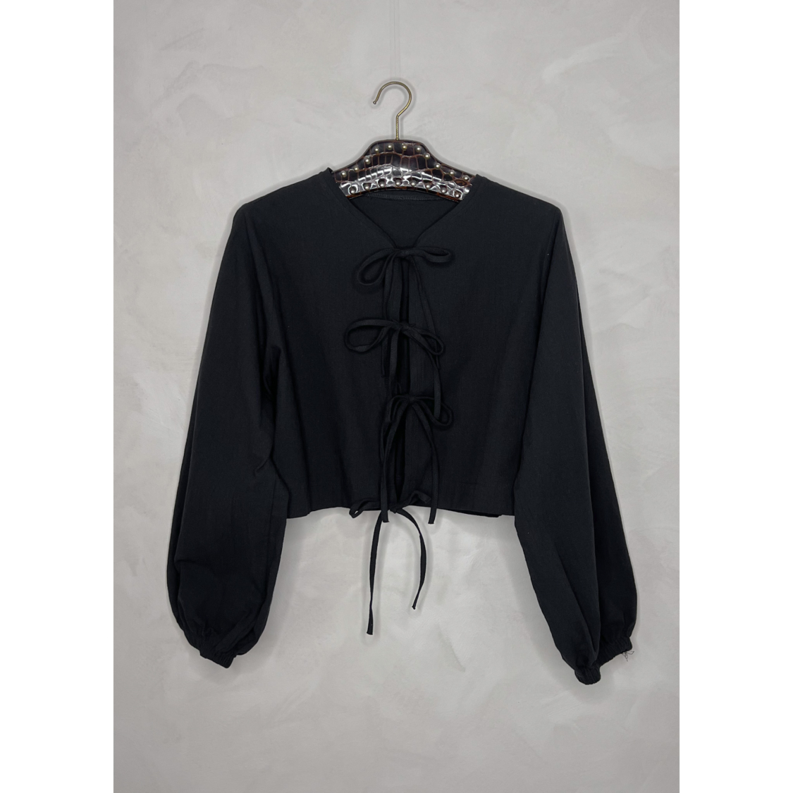 Lizan Top med bindebånd i sort fra LÉ MOSCH, bluse med bindebånd, let og feminin bomuldstop,