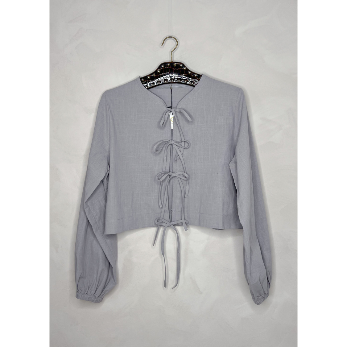 Lizan Top med bindebånd i grå fra LÉ MOSCH, bluse med bindebånd, let og feminin bomuldstop,