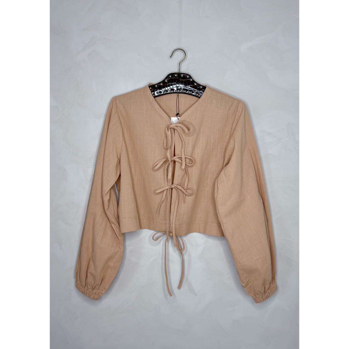 Lizan Top med bindebånd i sand fra LÉ MOSCH, bluse med bindebånd, let og feminin bomuldstop,