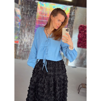 Lizan Top med bindebånd i blå fra LÉ MOSCH, bluse med bindebånd, let og feminin bomuldstop,