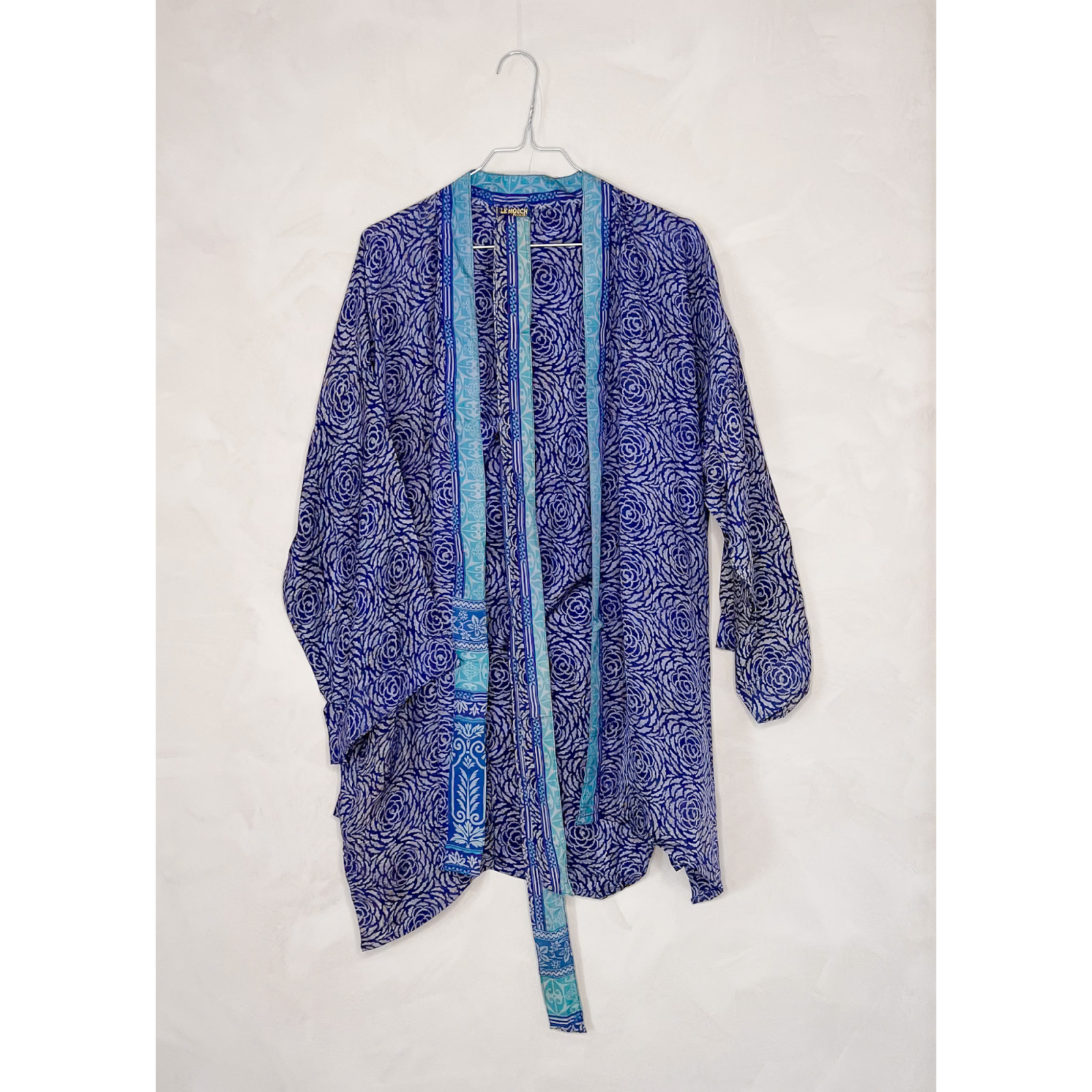 Monya Silkemix kimono no 1494 fra LÉ MOSCH, kort let kimono, elegant og super anvendelig kort kimono,