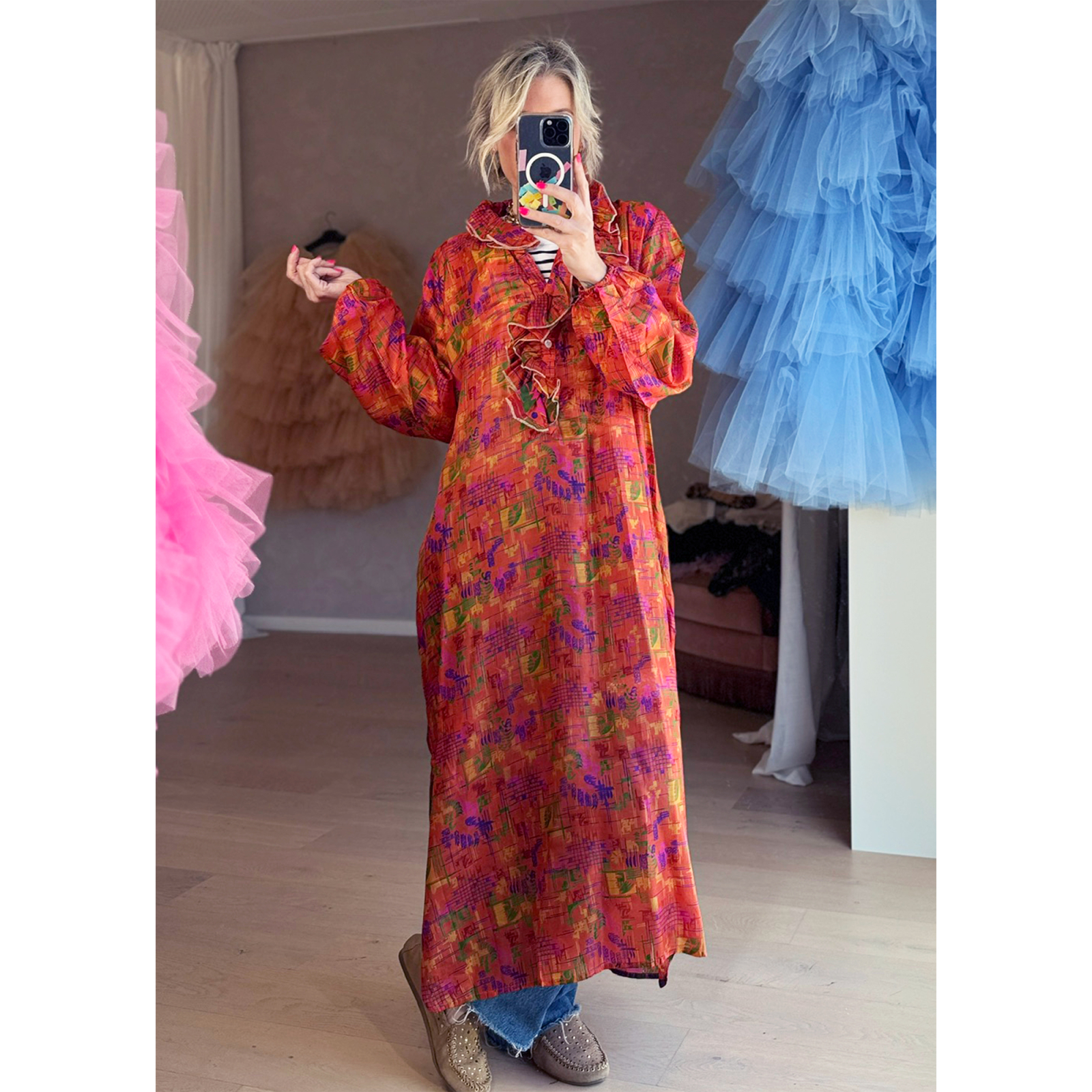 Amaya silkemix kaftan kjole med flæse no 106 fra LÉ MOSCH, lang og let kjole, super fin og anvendelig kaftan kjole, 