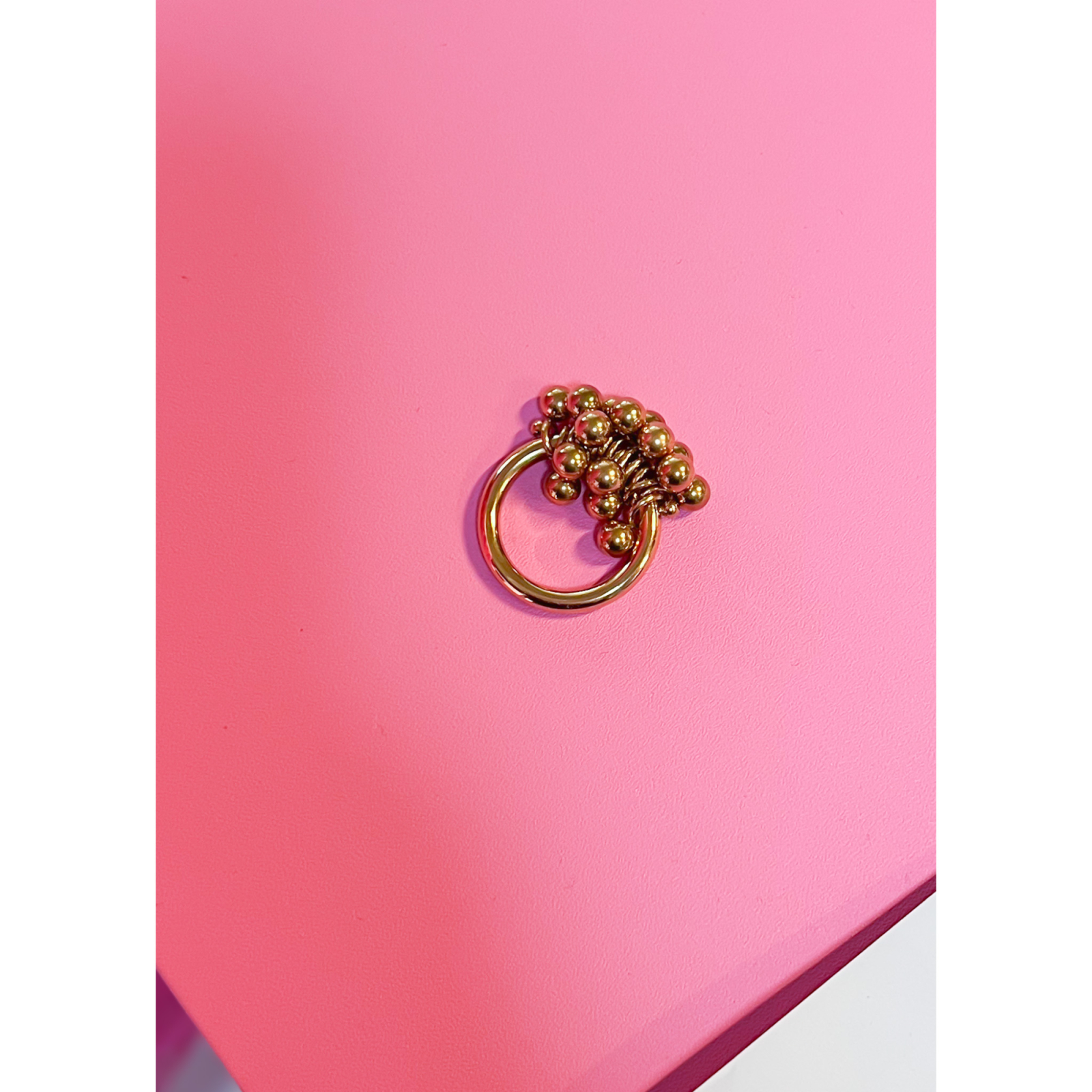 Gisa anti stress ring i forgyldt fra LÉ MOSCH, anti-stress ring med kugler, fyldig og tung ring,