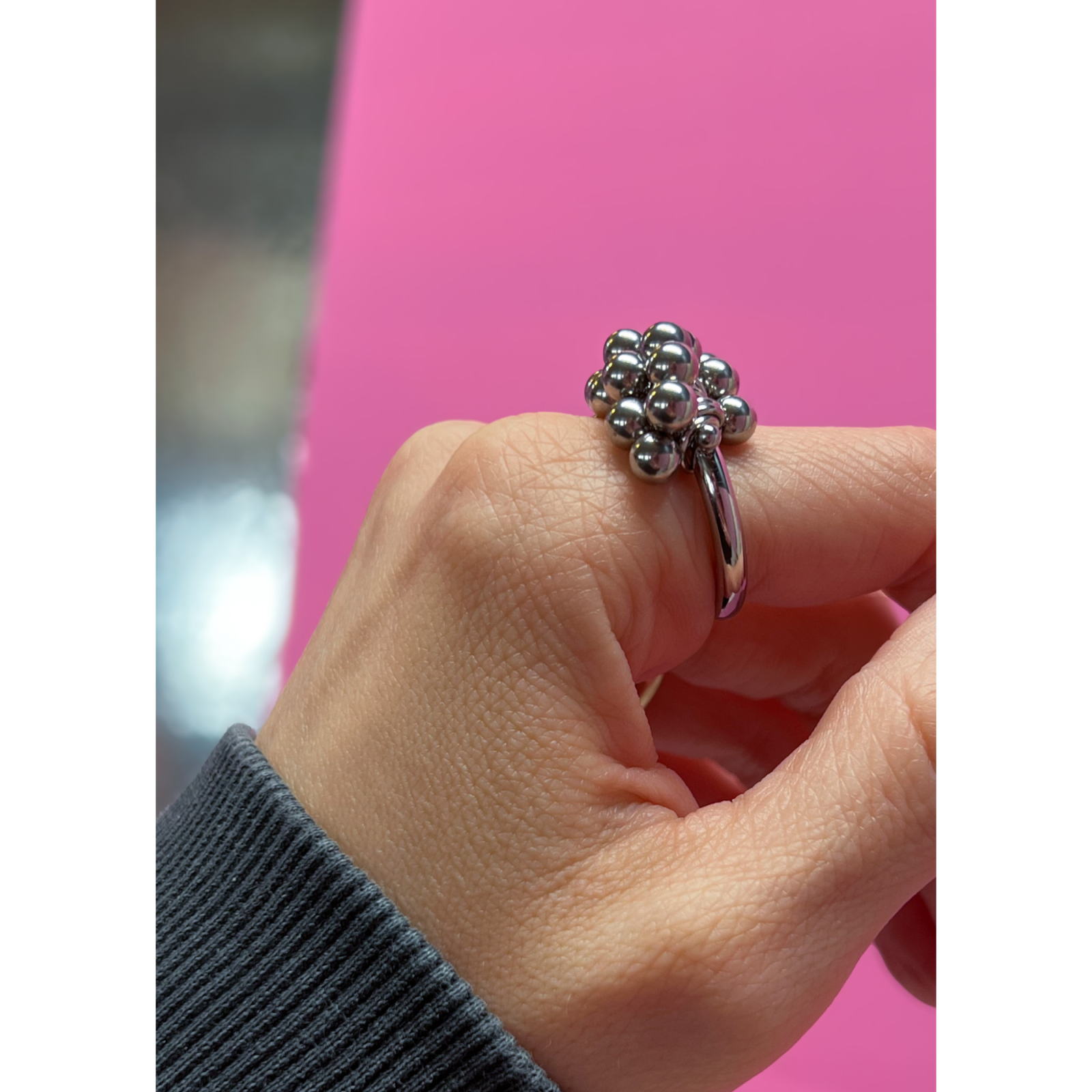 Gisa anti stress ring i forsoelvet fra LÉ MOSCH, anti-stress ring med kugler, fyldig og tung ring,