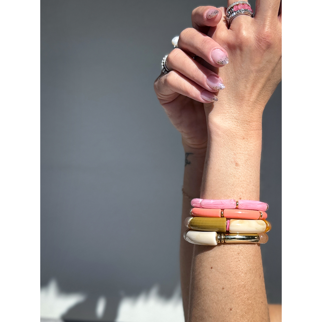 Maggie armbånd no 6 i bone og army grøn fra le mosch