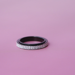 Sculabia anti stress ring i sort fra LÉ MOSCH, afstressende ring der skaber ro, pæn og enkel sort ringerring,