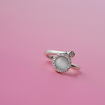 Aura Spinner anti stress ring i forsølvet fra LÉ MOSCH, anti stress ring med en top der kan spinne, super yndig afstressende ring, 