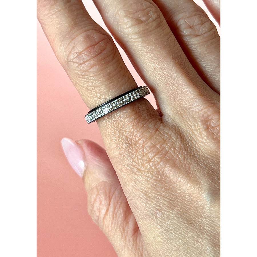 Sculabia anti stress ring i sort fra LÉ MOSCH, afstressende ring der skaber ro, pæn og enkel sort ringerring,