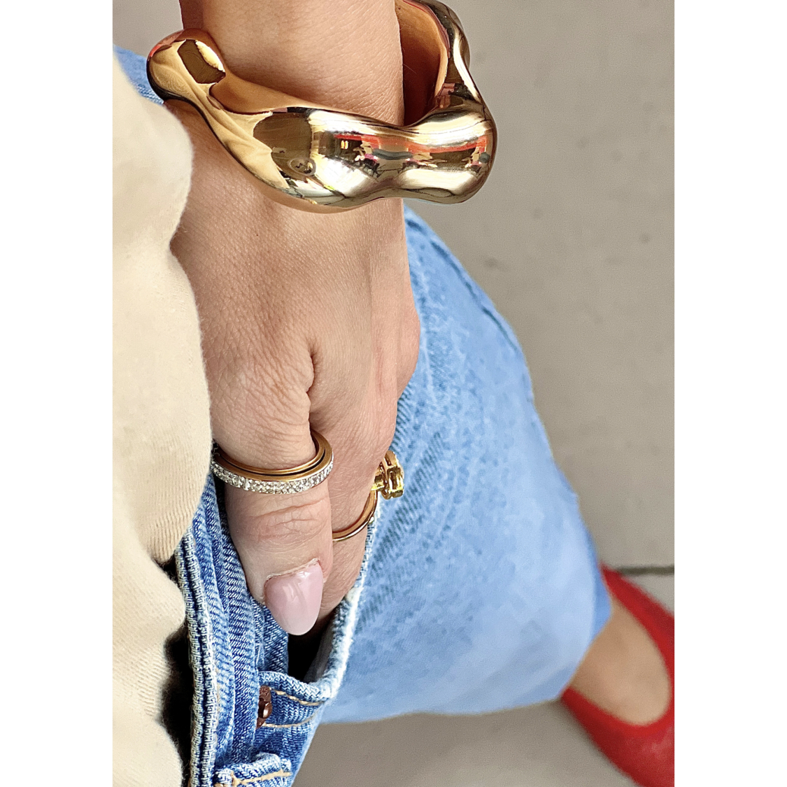 Ellie armring i gylden fra LÉ MOSCH, dekorativ statement armring, let armring med fylde, 