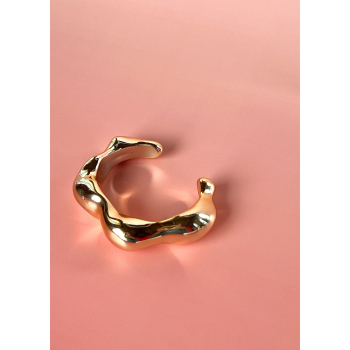 Ellie armring i guldfarvet fra LÉ MOSCH, dekorativ statement armring, let armring med fylde, 