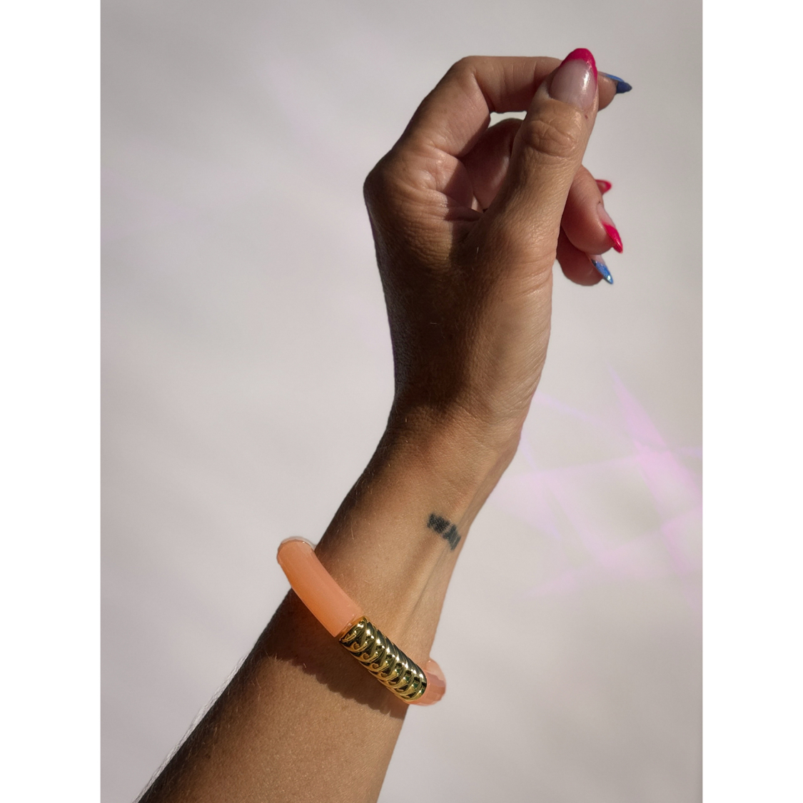 Maggie armbånd no 33 fra LÉ MOSCH, smukt boheme armbånd, peach farvet armbånd, 