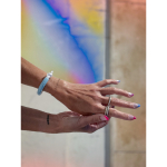 Maggie armbånd no 26 fra LÉ MOSCH, smukt boheme armbånd med tube perler i lys blå og med hvide deforme kunst-perler