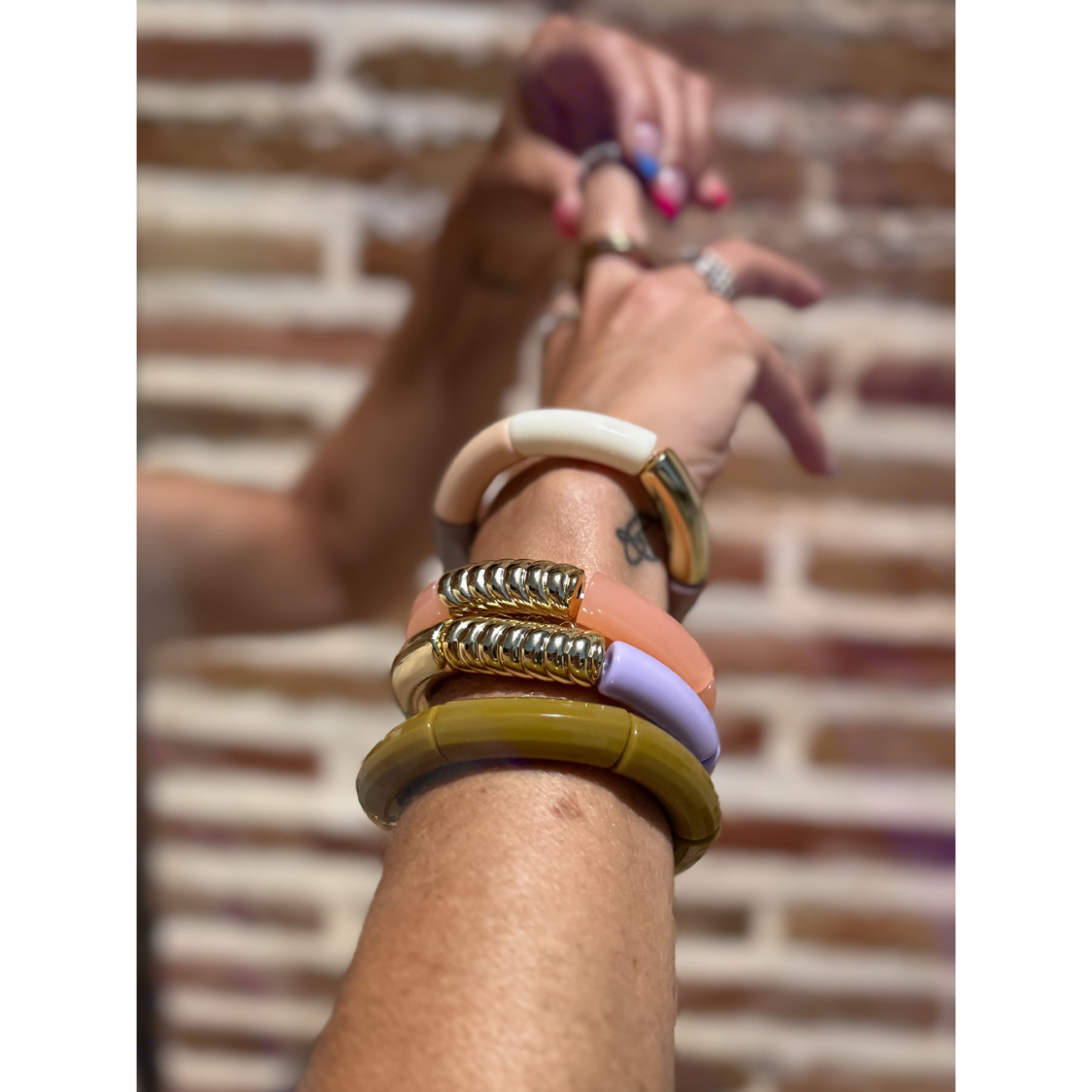 Maggie armbånd no 33 fra LÉ MOSCH, smukt boheme armbånd, peach farvet armbånd, 