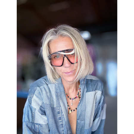 Amelia solbriller i Leo med lyst glas fra LÉ MOSCH, store cool solbriller, smukke solbriller med sheer glas