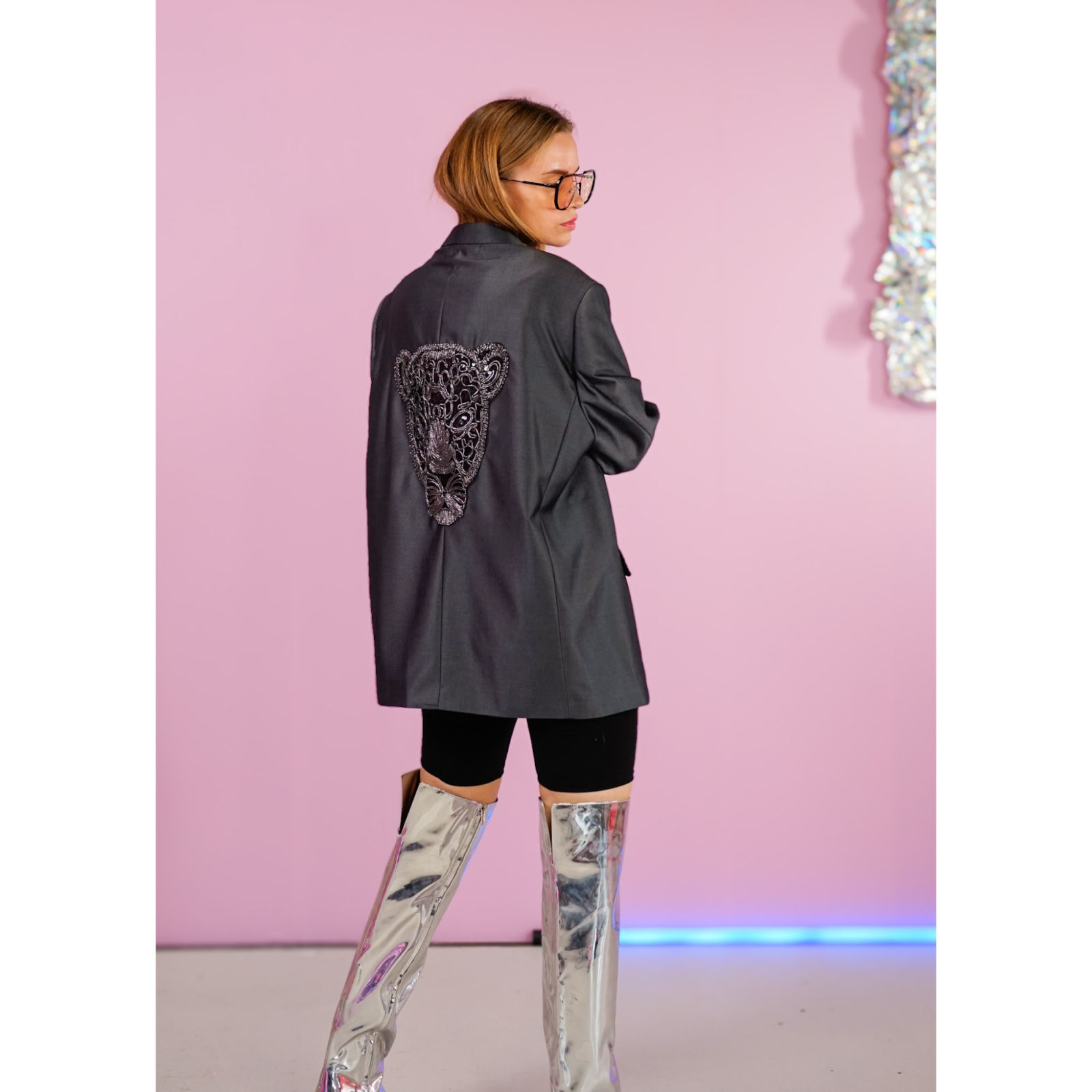 Vintage Vibes 021 fra LÉ MOSCH, iøjnefaldende blazerjakke, customized blazer med fine detaljer, 