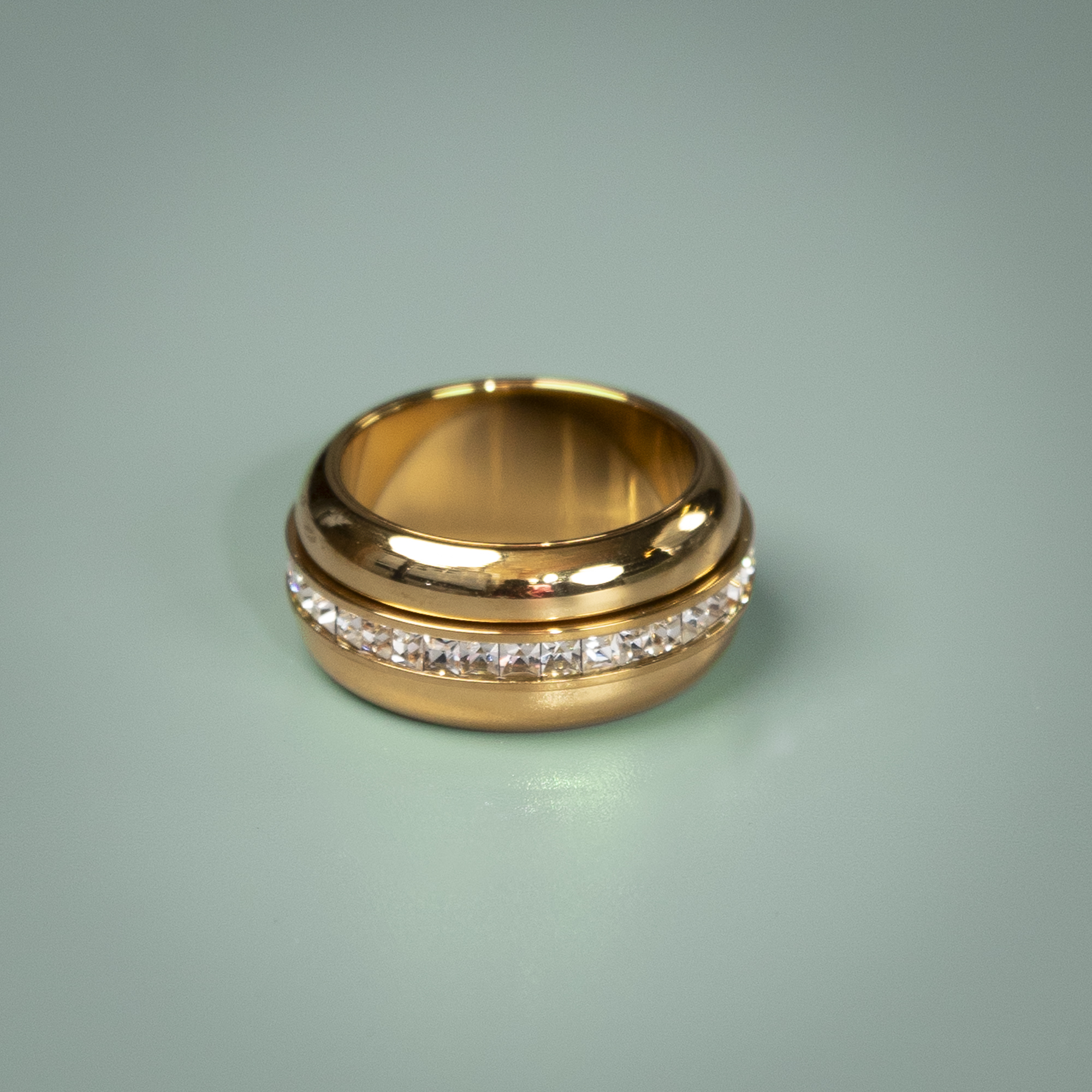 Sille anti stress ring i forgyldt fra LÉ MOSCH. Når du bestiller ringen er du med til at nedbryde tabu omkring ADHD og støtter podcasten ADHD SØSTRE