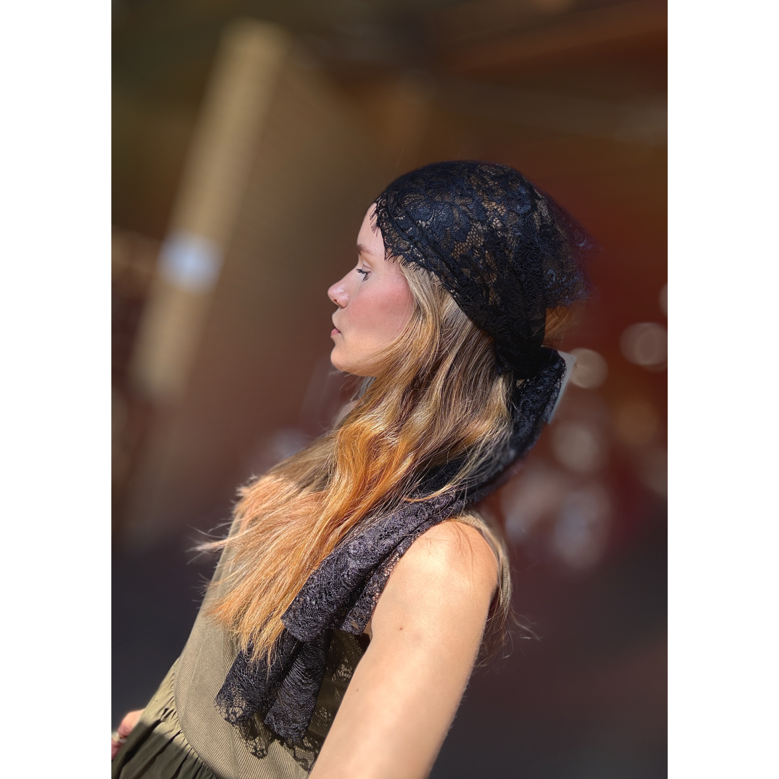 Dahlia blonde tørklæde i sort fra LÉ MOSCH, aflangt blondetørklæde, blonde bandana look, 