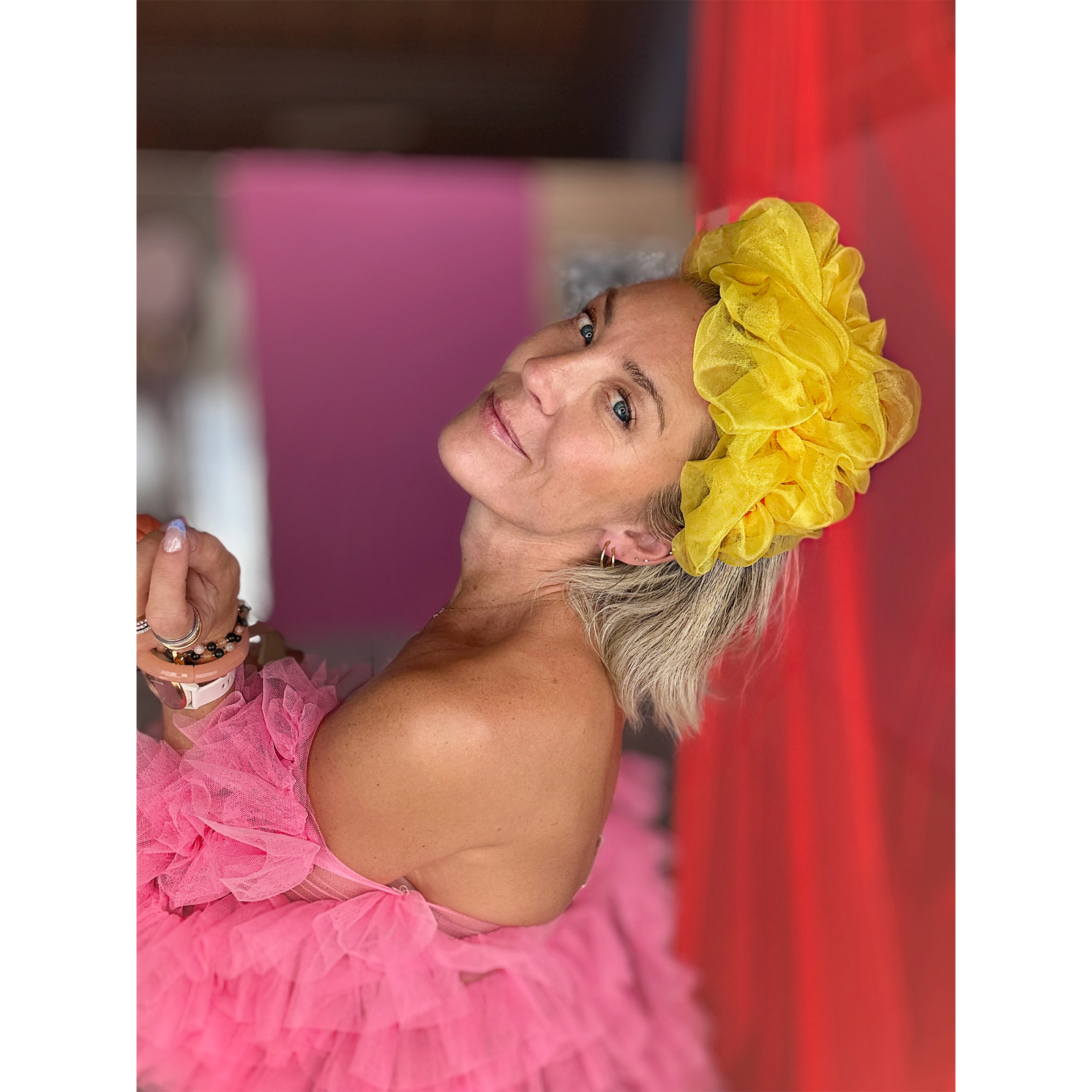 Asymmetrisk Midsommer organza hårbøjle i Gul, smuk og iøjnefaldende hårbøjle, showpiece hårbøjle, 
