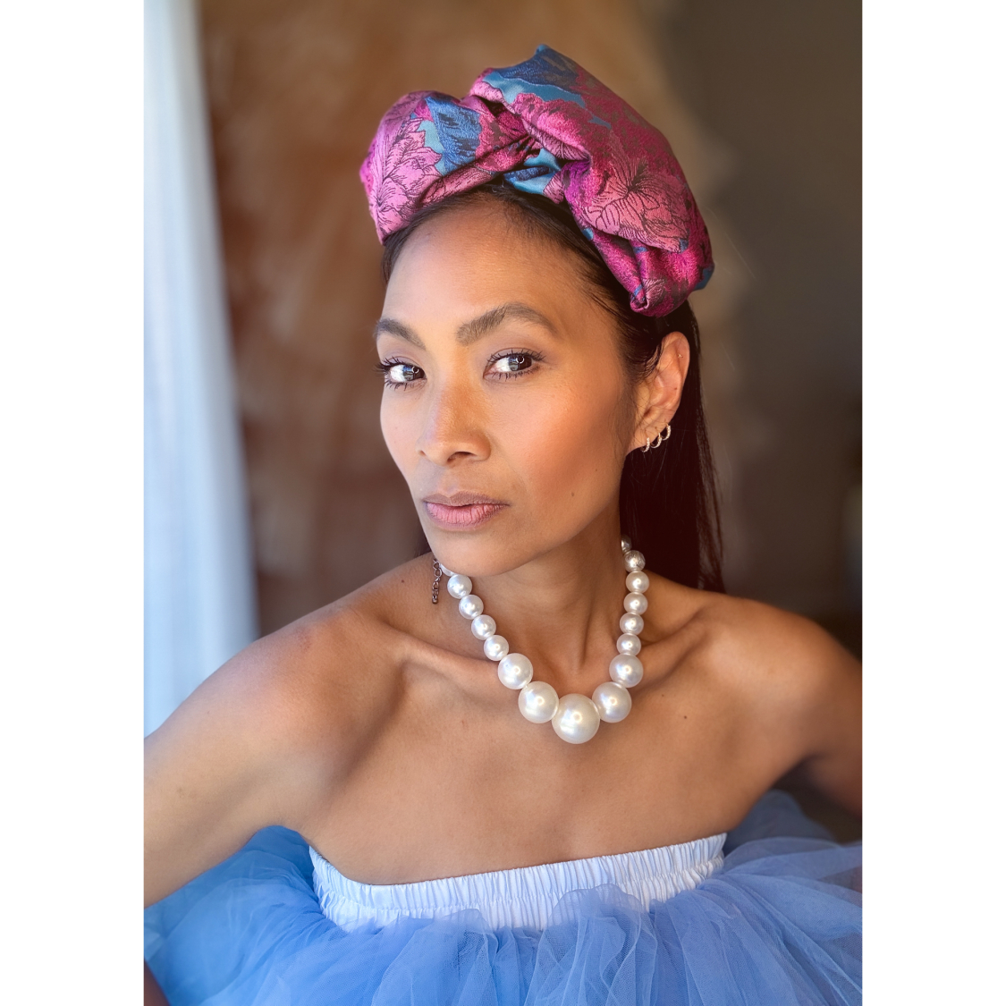 Stor asymmetrisk Midsommer hårbøjle i Violet fra LÉ MOSCH, fyldig hårbøjle med brokade-look, festlig og fyldig hårbøjle,