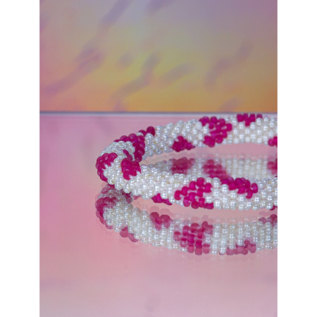 nepal armbånd i hvid og pink fra le mosch