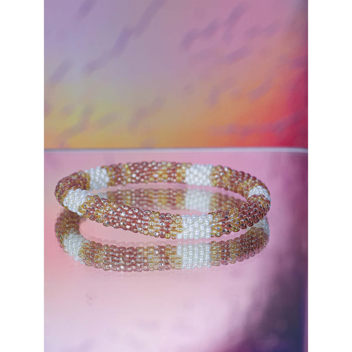 Nepal Armbånd med Perler i hvid og pudder farver fra LE MOSCH